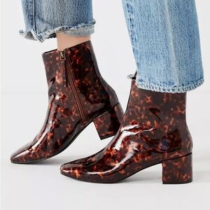 Urban Outfitters Tortoise Shell rain boots